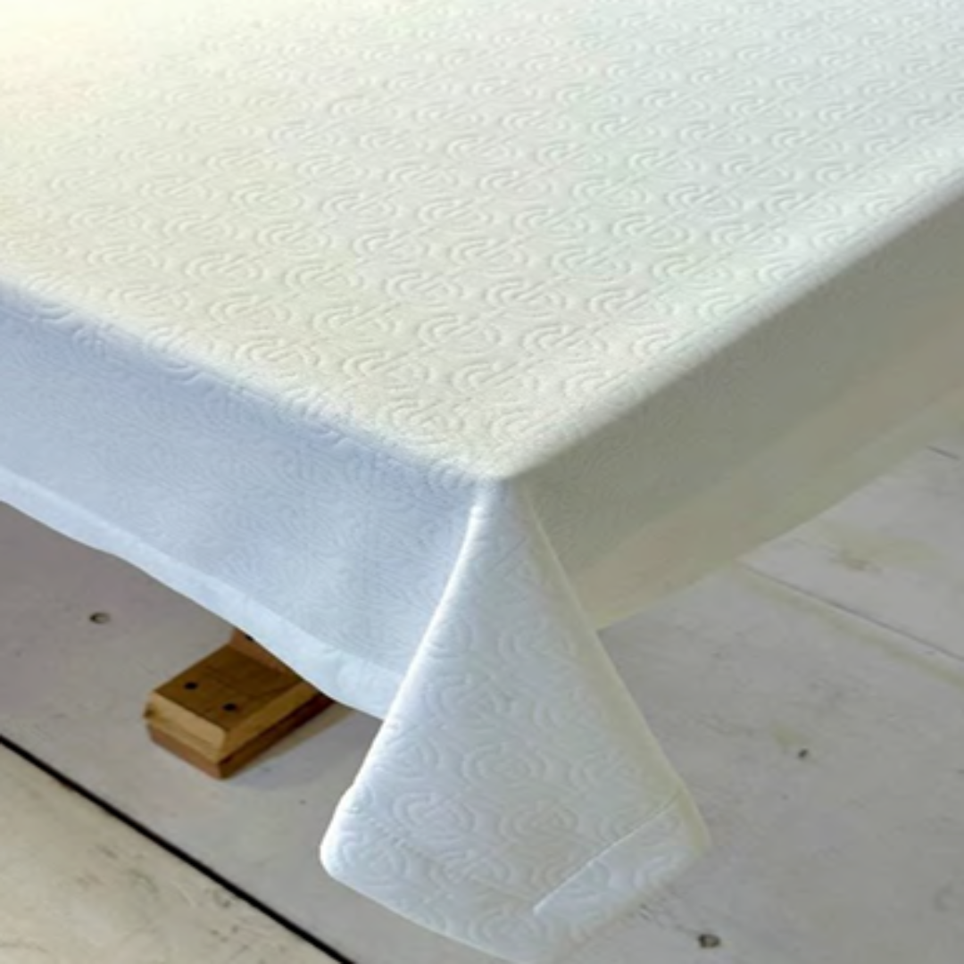 G QUILTED TABLECLOTH
