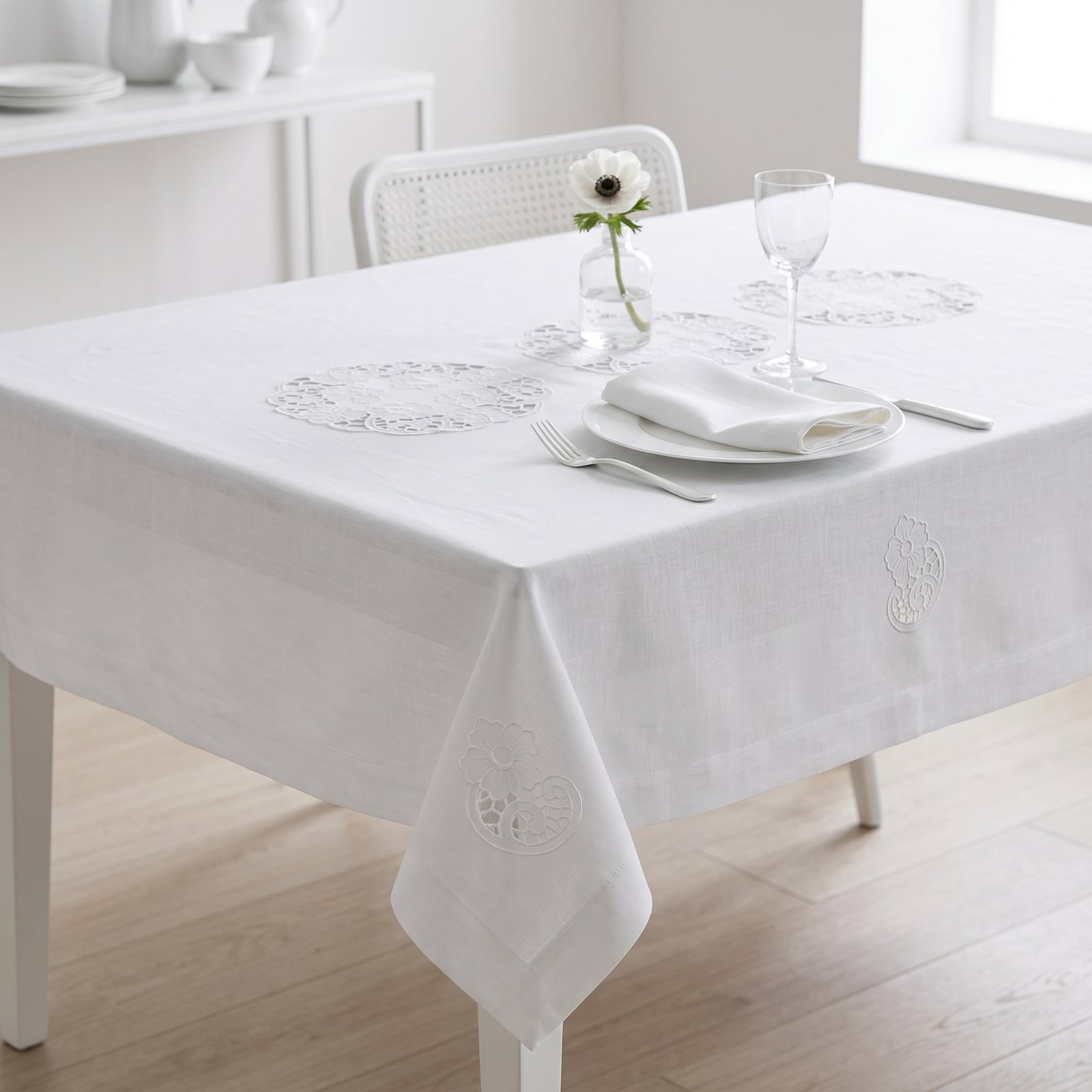 RK MEDALLION EMBROIDERY TABLECLOTH