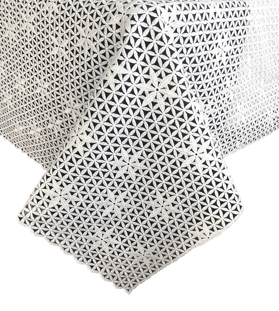 EYELET PETAL TABLECLOTH WHITE