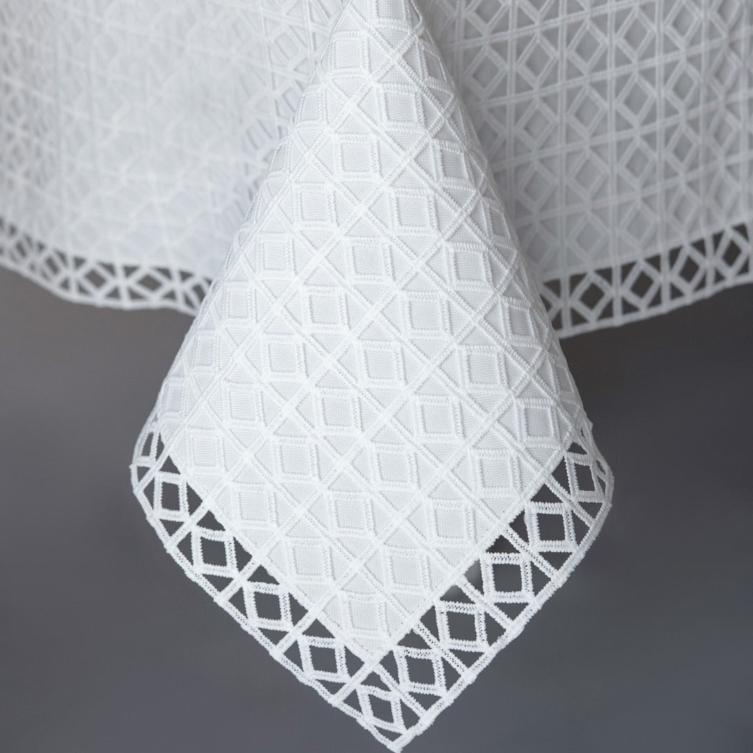 DIAMOND LATTICE LINED WHITE TABLECLOTH